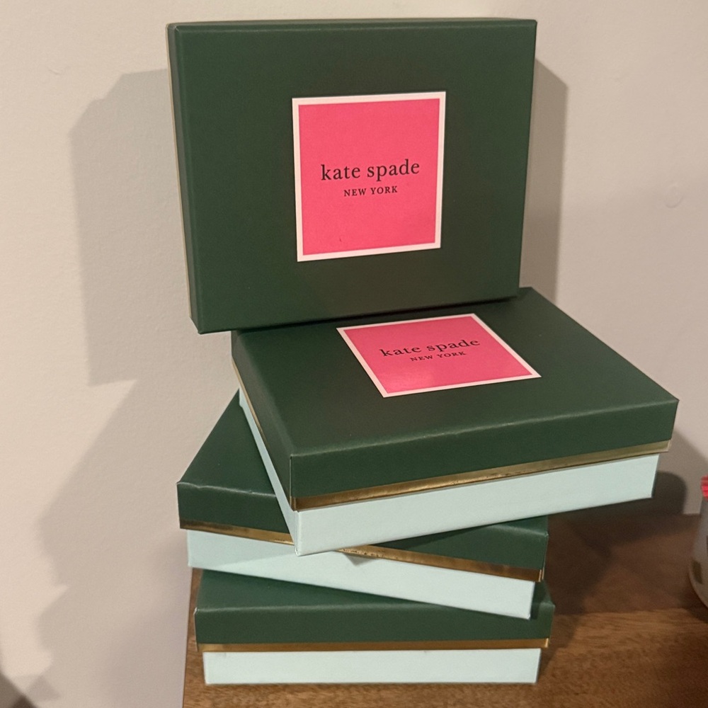 LAST ONE🔥 Limited edition authentic kate spade gift box in iconic green and gold